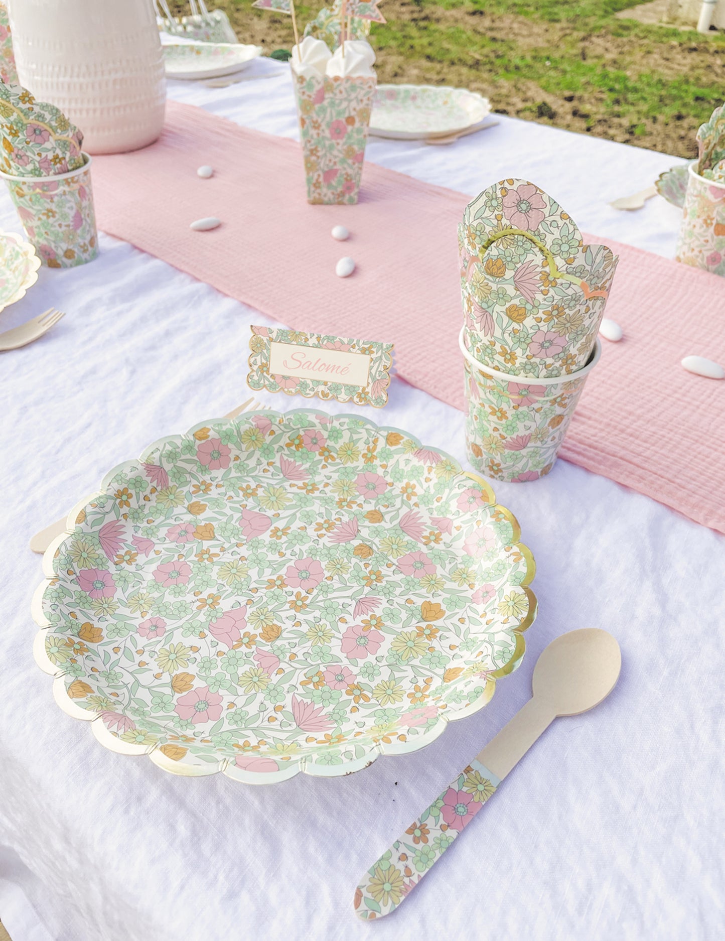 8 farfurii festonate din carton shabby auriu 23 cm cu flori 