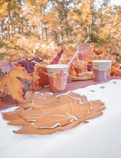 8 farfurii de hârtie cu un design cu frunze de toamnă 23 cm bordură aurie