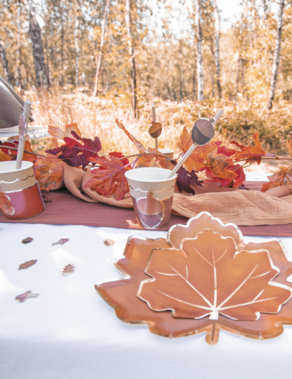 8 farfurii de hârtie cu un design cu frunze de toamnă 23 cm bordură aurie
