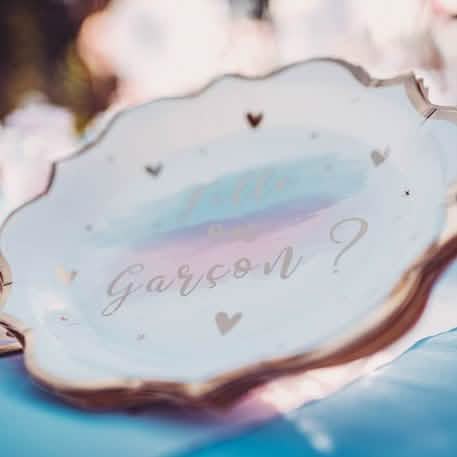 Prim-plan pe inscripția de pe farfuriile de carton fată sau băiat pentru baby shower