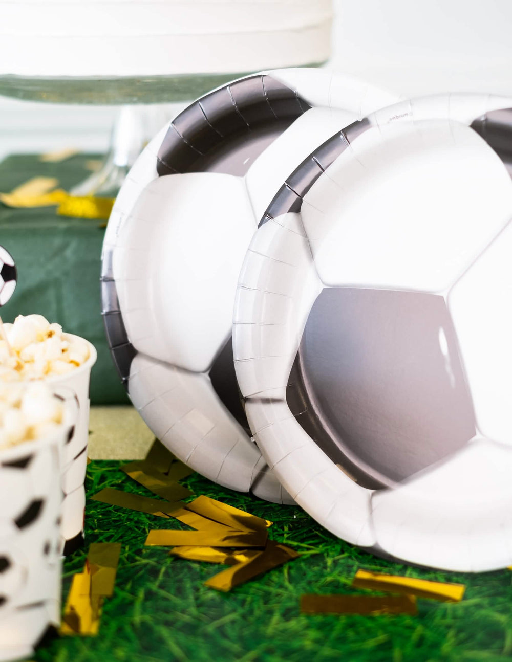 Prim-plan asupra modelului farfurii de carton fotbal