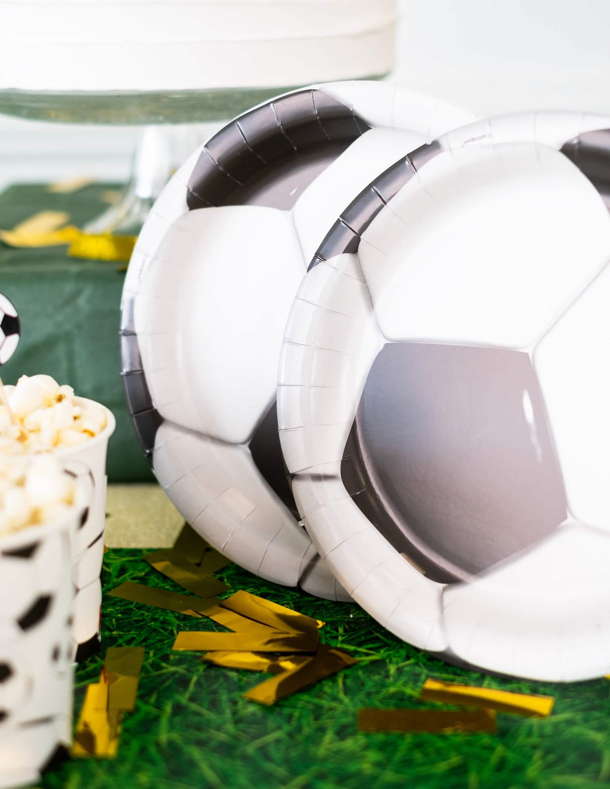 Prim-plan asupra modelului farfurii de carton fotbal