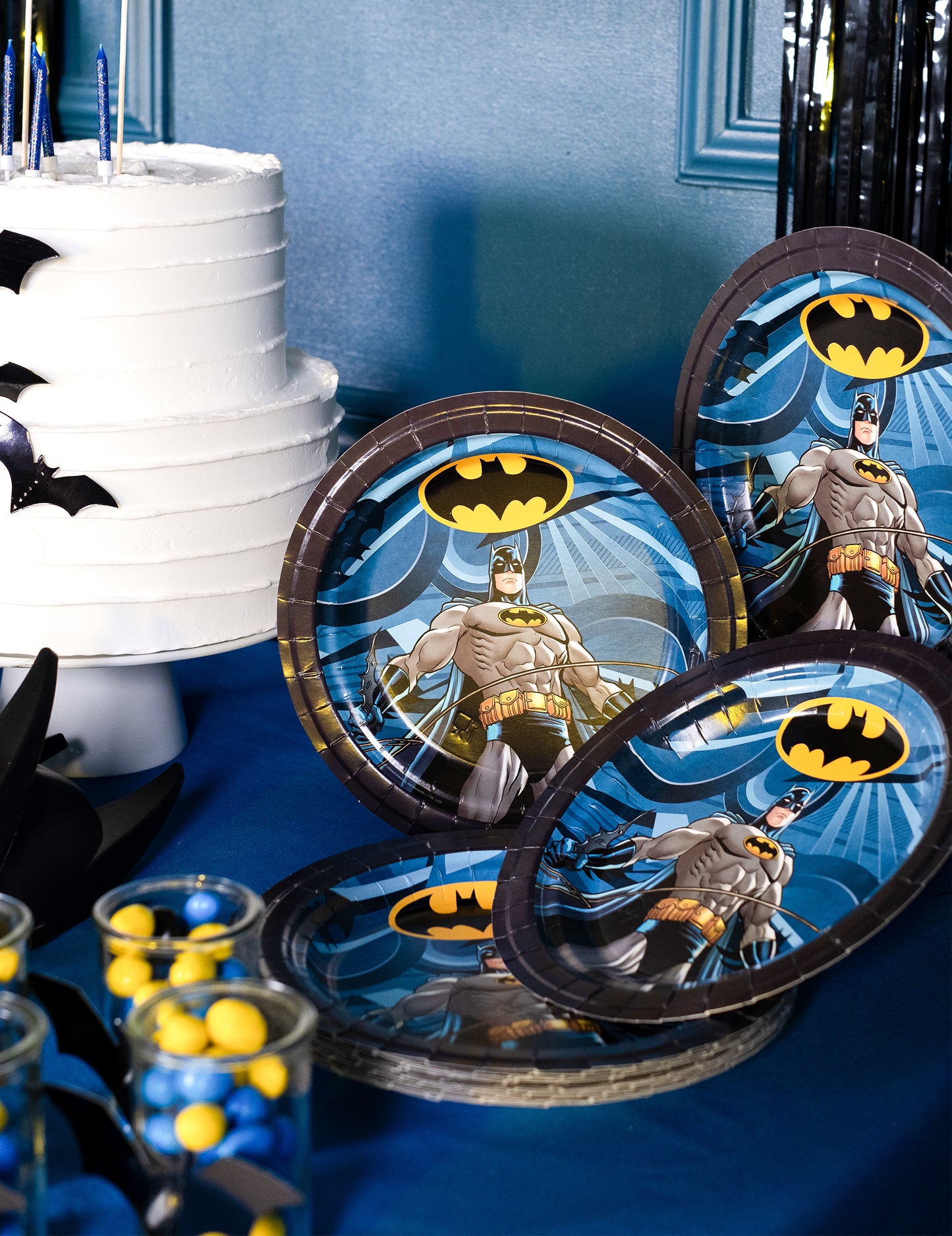Mise en situation festive des assiettes en carton Batman