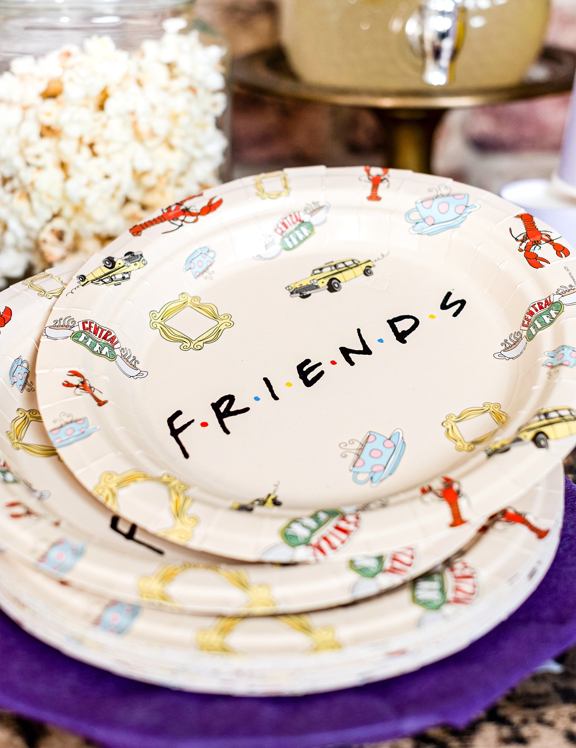 Gros plan sur les motifs des assiettes en carton Friends
