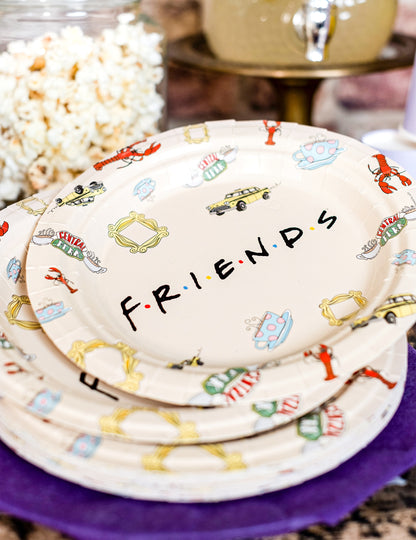 Gros plan sur les motifs des assiettes en carton Friends