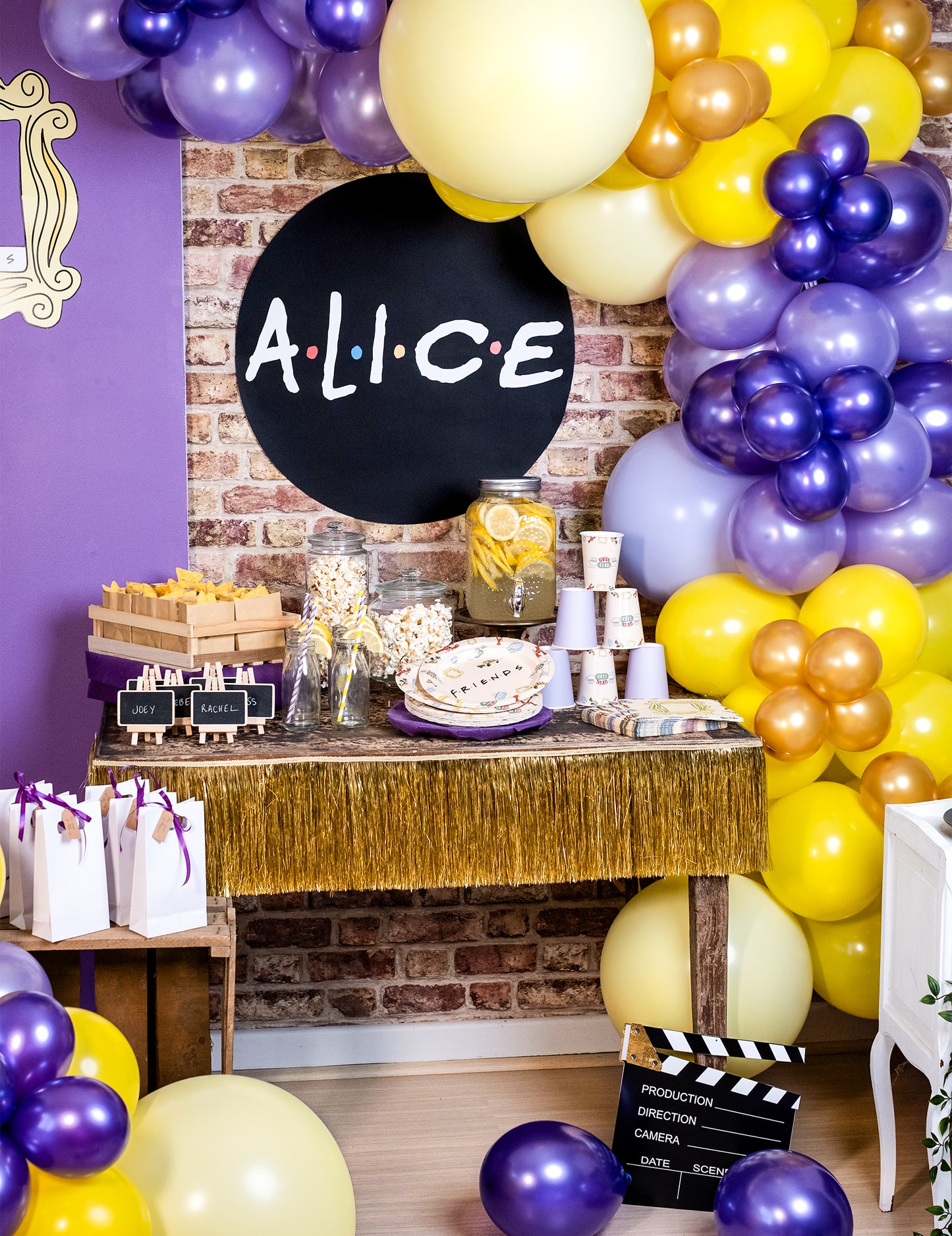 Scénographie de fête des assiettes en carton Friends