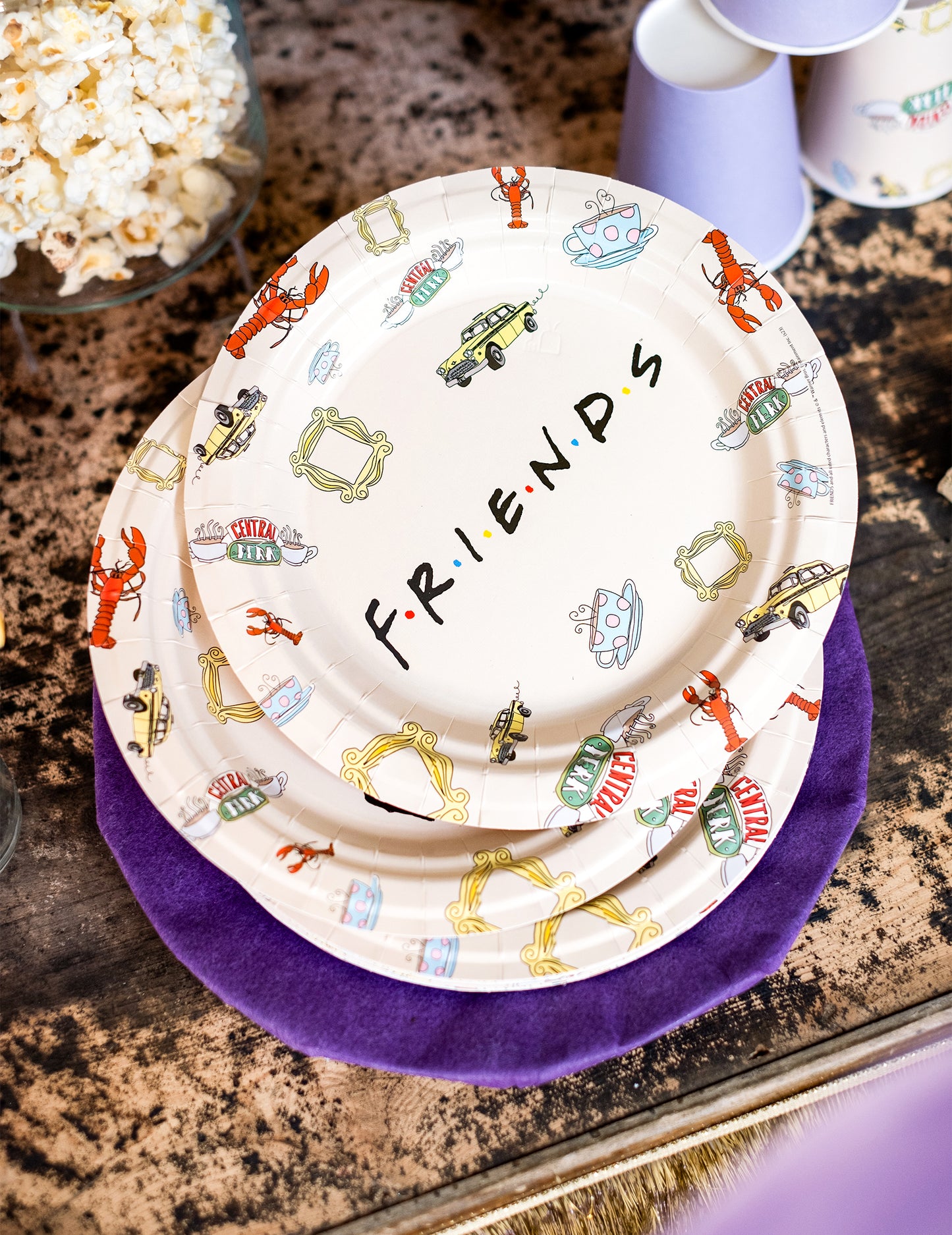 Vue de dessus de la pile des assiettes en carton Friends