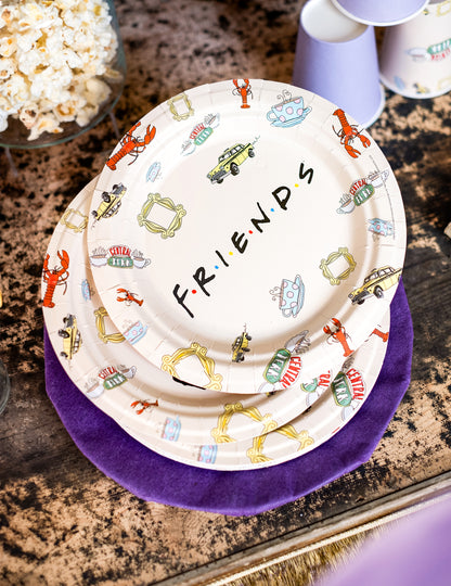 Vue de dessus de la pile des assiettes en carton Friends