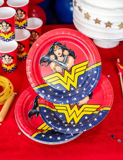 Mise en scène avec gobelets coordonnés des assiettes en carton Wonder Woman