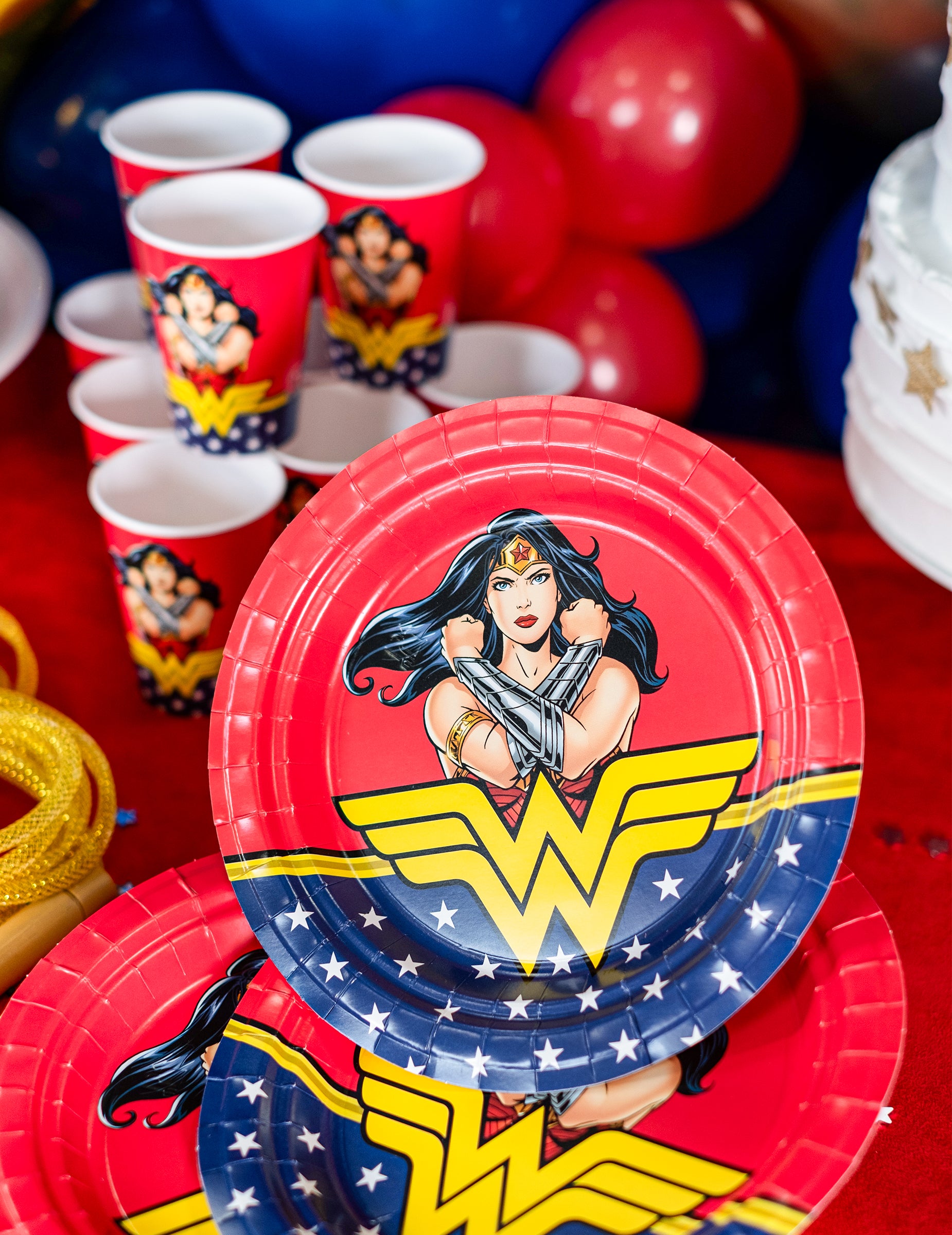 Gros plan sur le visuel des assiettes en carton Wonder Woman