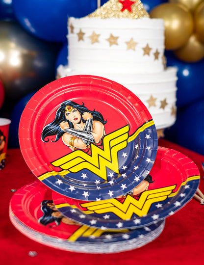 Mise en scène avec gâteau d'anniversaire des assiettes en carton Wonder Woman