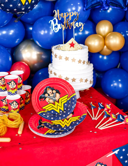Mise en scène d'anniversaire des assiettes en carton Wonder Woman