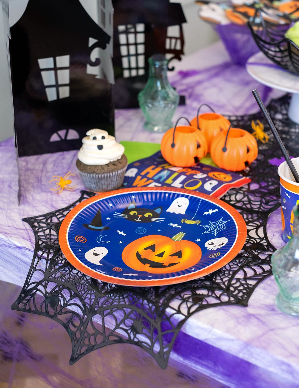 Aranjare de masă cu farfurii din carton halloween Friends