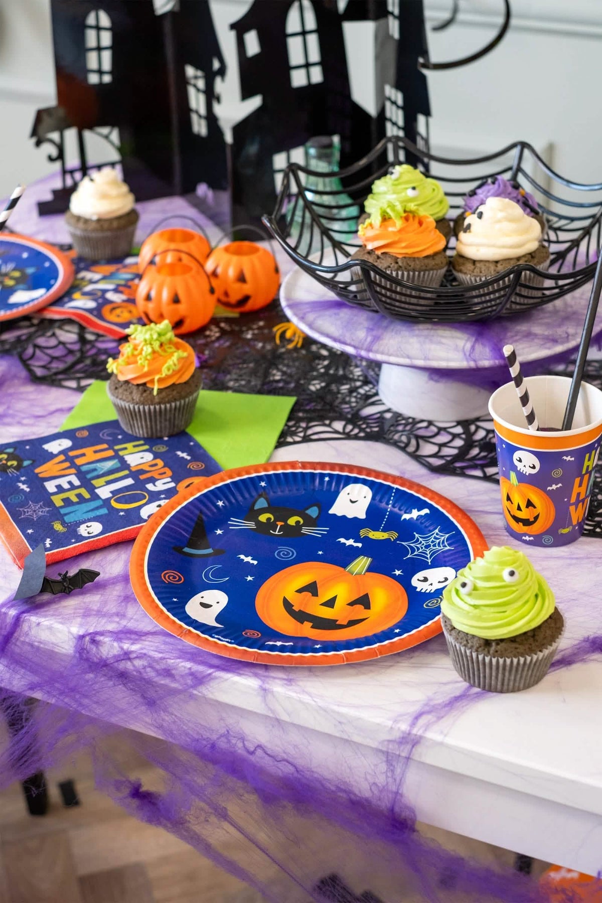 Prezentare festivă a farfurii de carton Halloween Friends