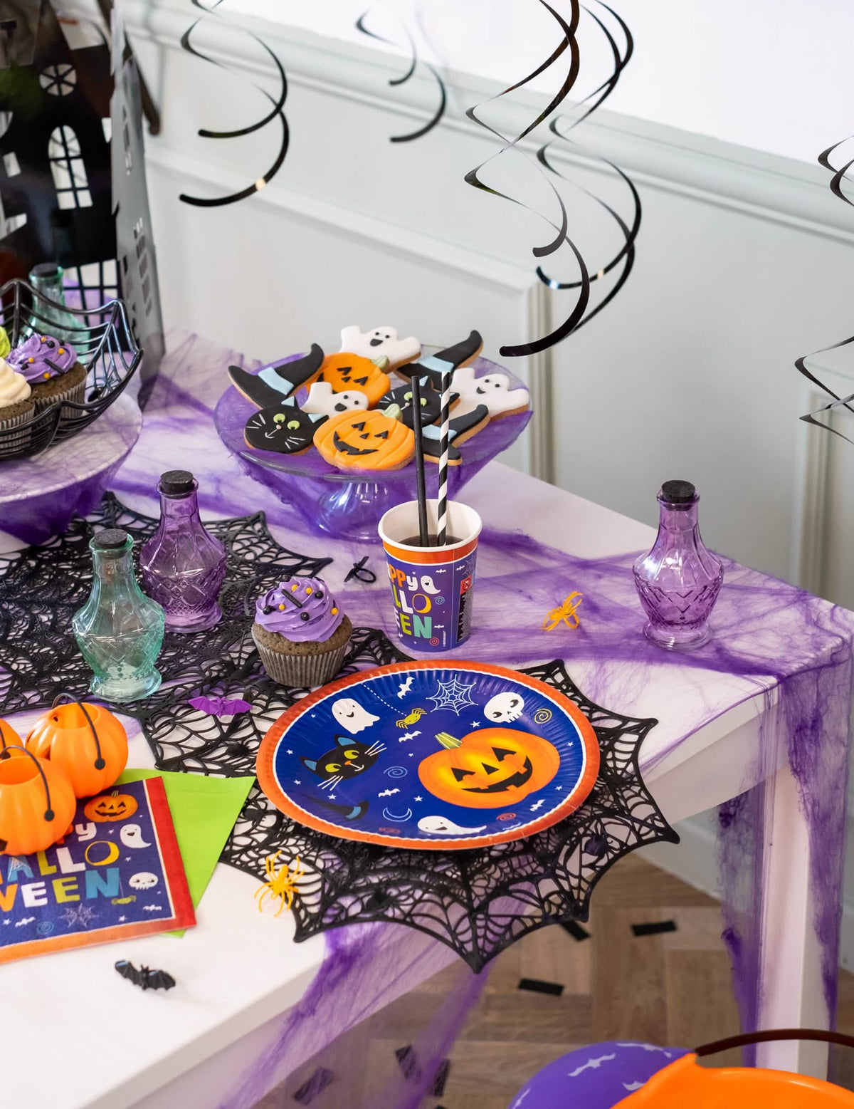 Detaliu al decorațiunilor de masă ale farfurii din carton halloween Friends