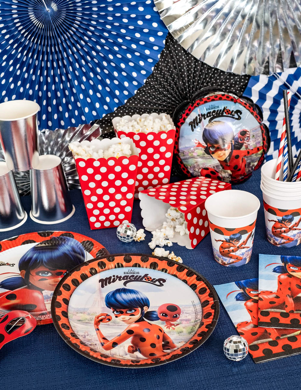 Prezentare generală a decorațiunilor de masă cu farfurii din carton Ladybug la Paris