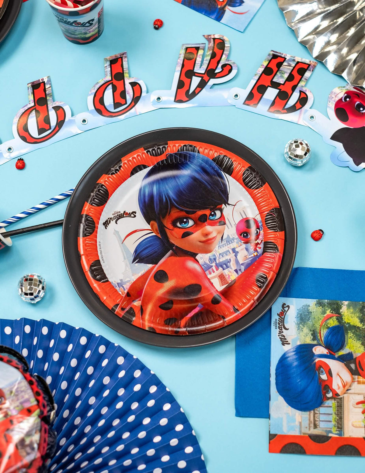 Scenă de sărbătoare pe farfurie de carton Miraculous Ladybug