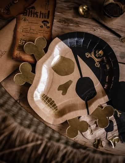 Fotografierea farfurii de carton cu cap de mort pirat