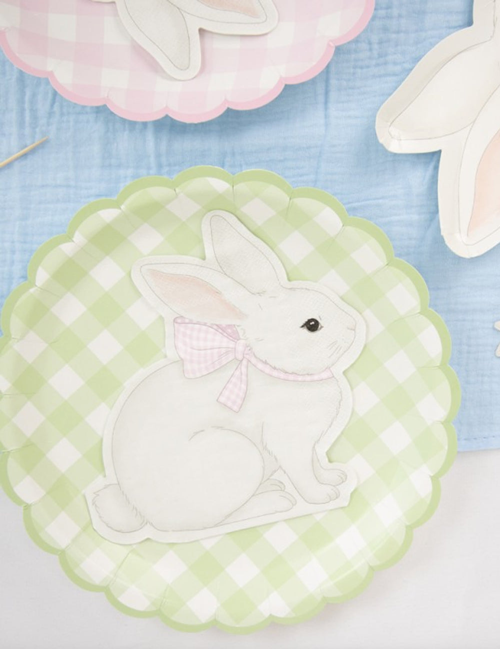 Gros plan sur le motif lapin des assiettes festonnées Vichy Pastel pour fête