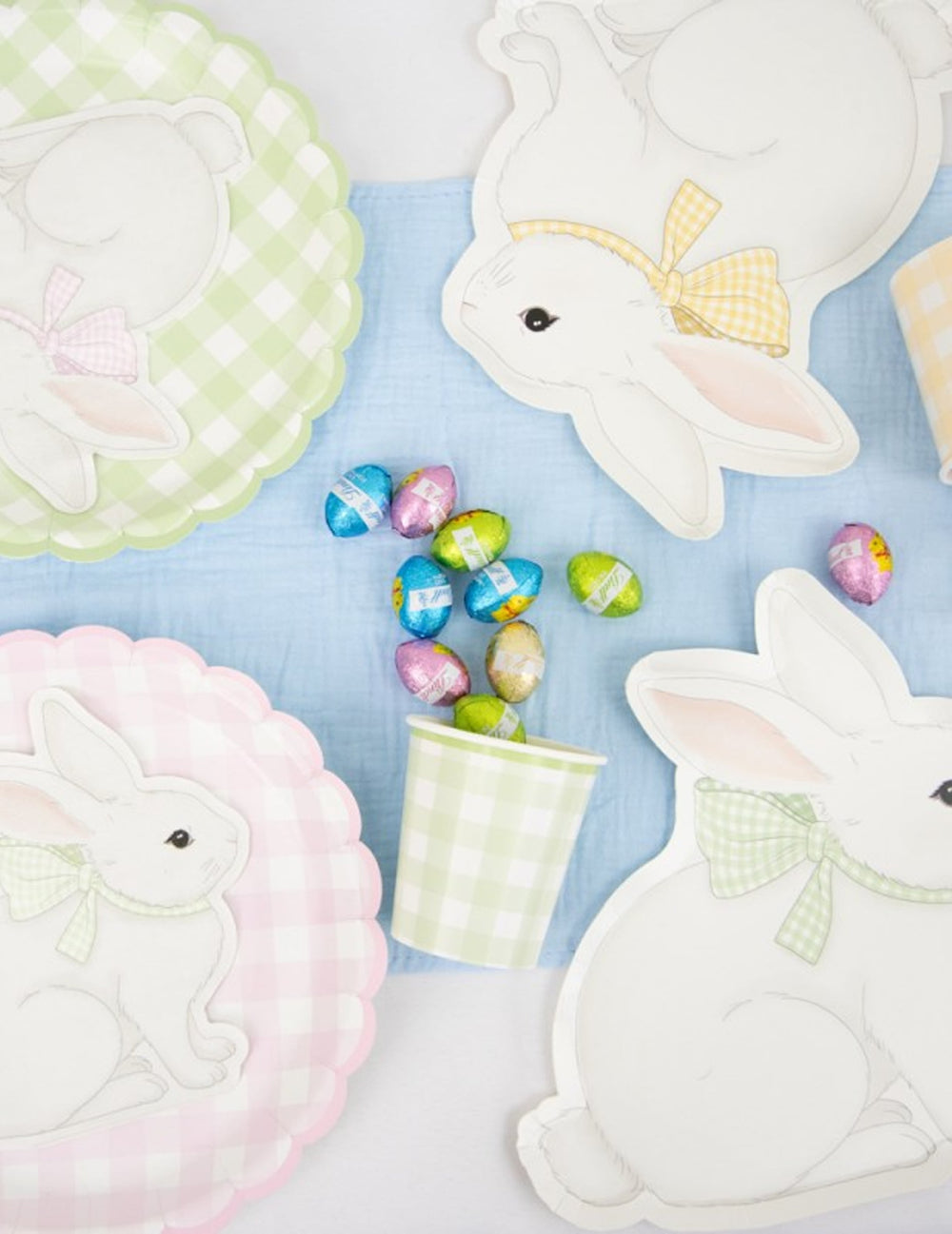 Vue de dessus de la collection d'assiettes festonnées Vichy Pastel pour fête