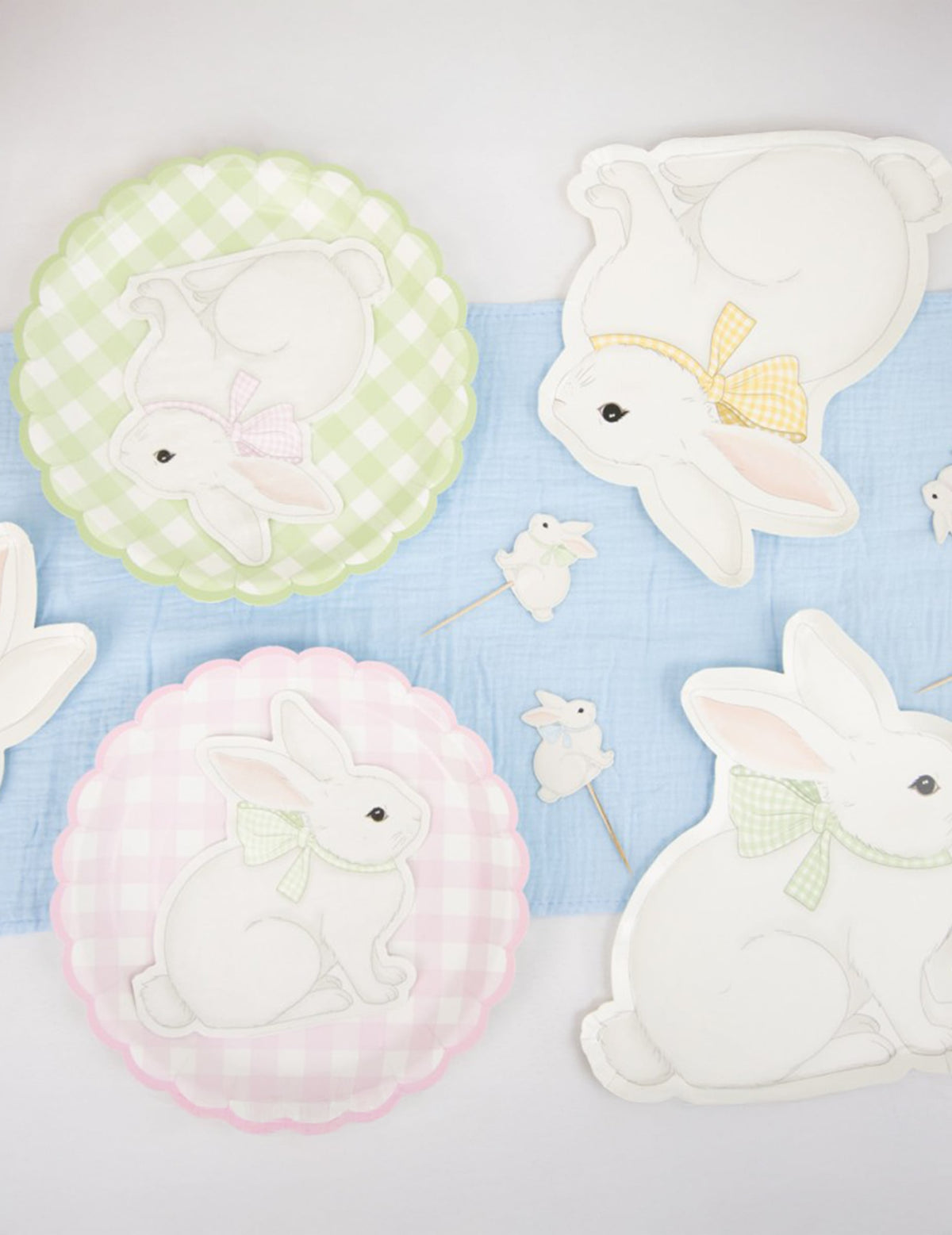 Vue d'ensemble des modèles et accessoires des assiettes festonnées Vichy Pastel pour fête