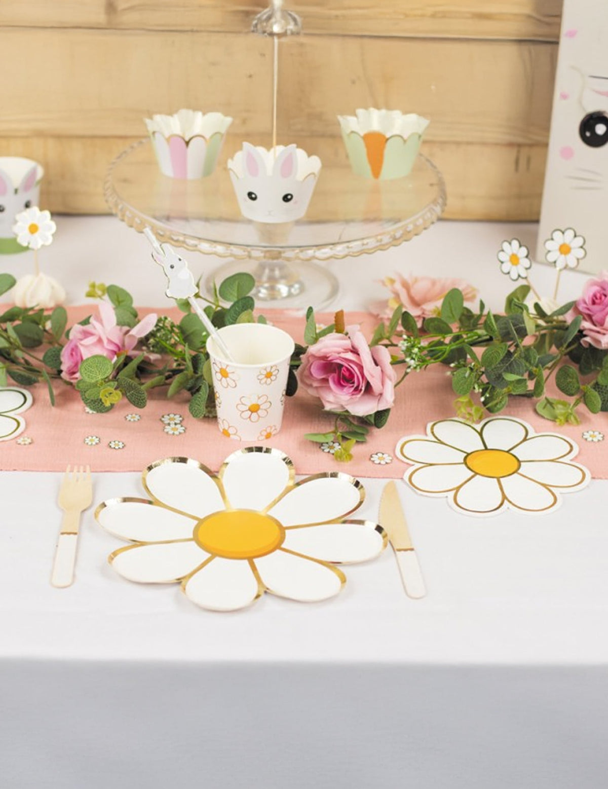 Vue d'ensemble de la décoration de table printanière des assiettes en carton Marguerite