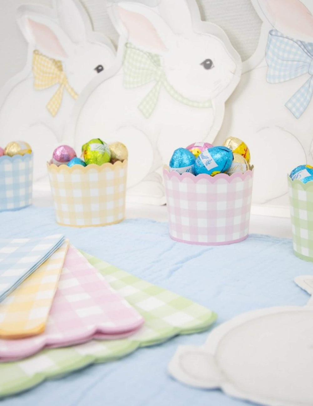 Détail des serviettes et de la décoration de table des assiettes en carton Mon Lapin