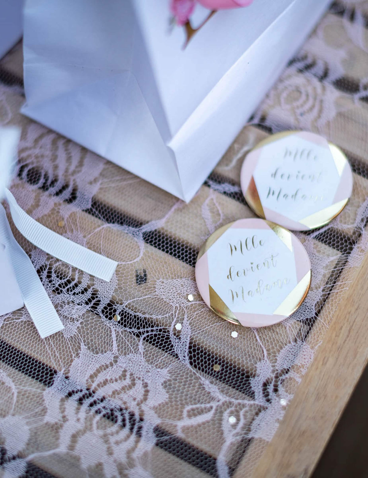 Prim-plan pe Badges Mlle devine madame pentru EVJF roz și auriu