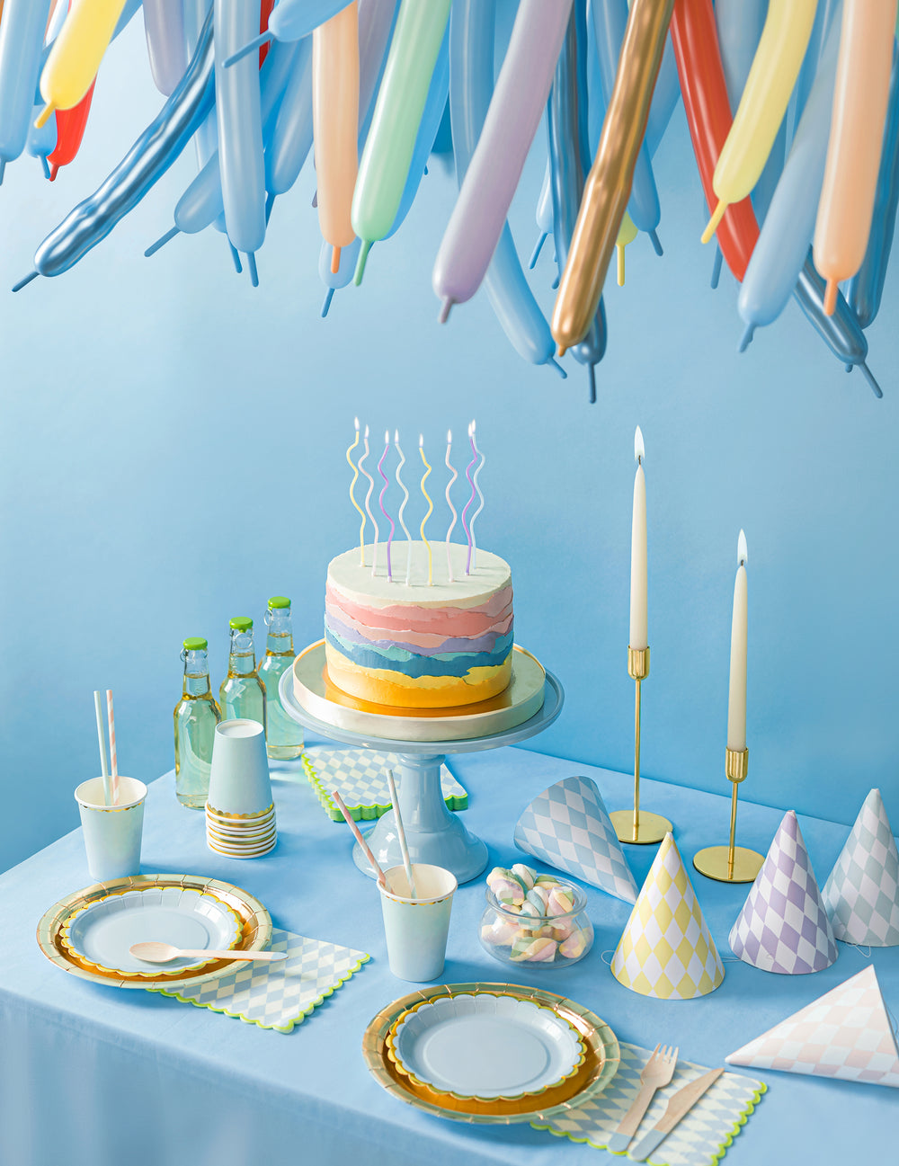 Ballons colorés surplombant le gâteau des 8 bougies spirales pastel pour fête