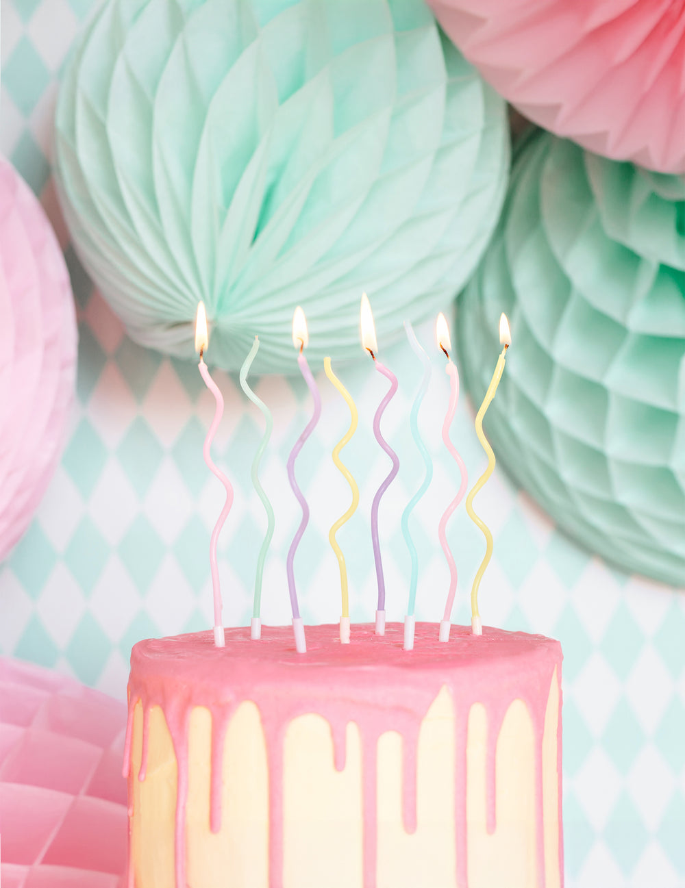 Mise en situation sur un gâteau des 8 bougies spirales pastel pour fête