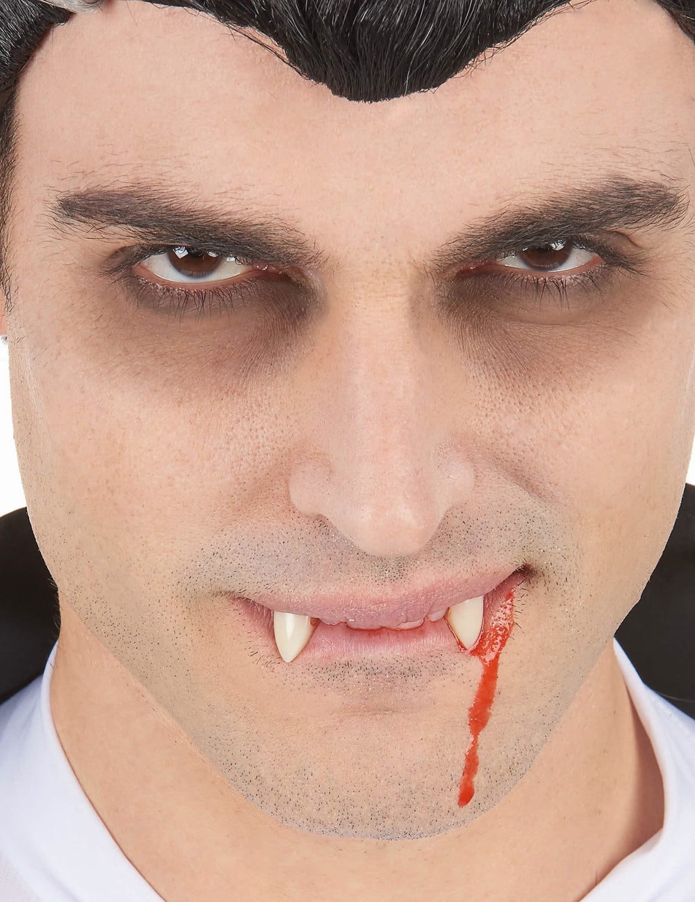 Detaliu al efectului sângeros pe față al capsulelor cu sânge fals de halloween