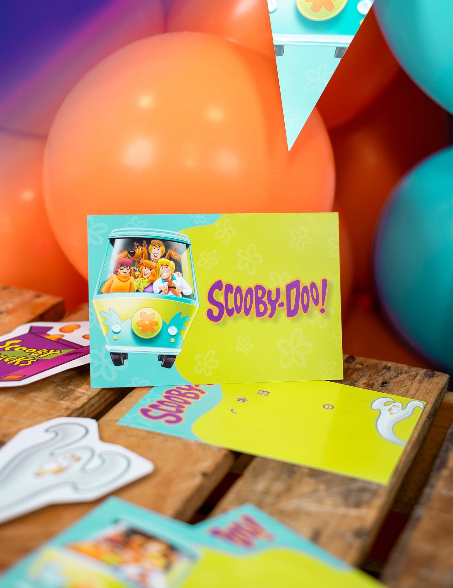Mise en situation avec ballons des 8 cartes d'invitation avec enveloppes Scooby-Doo