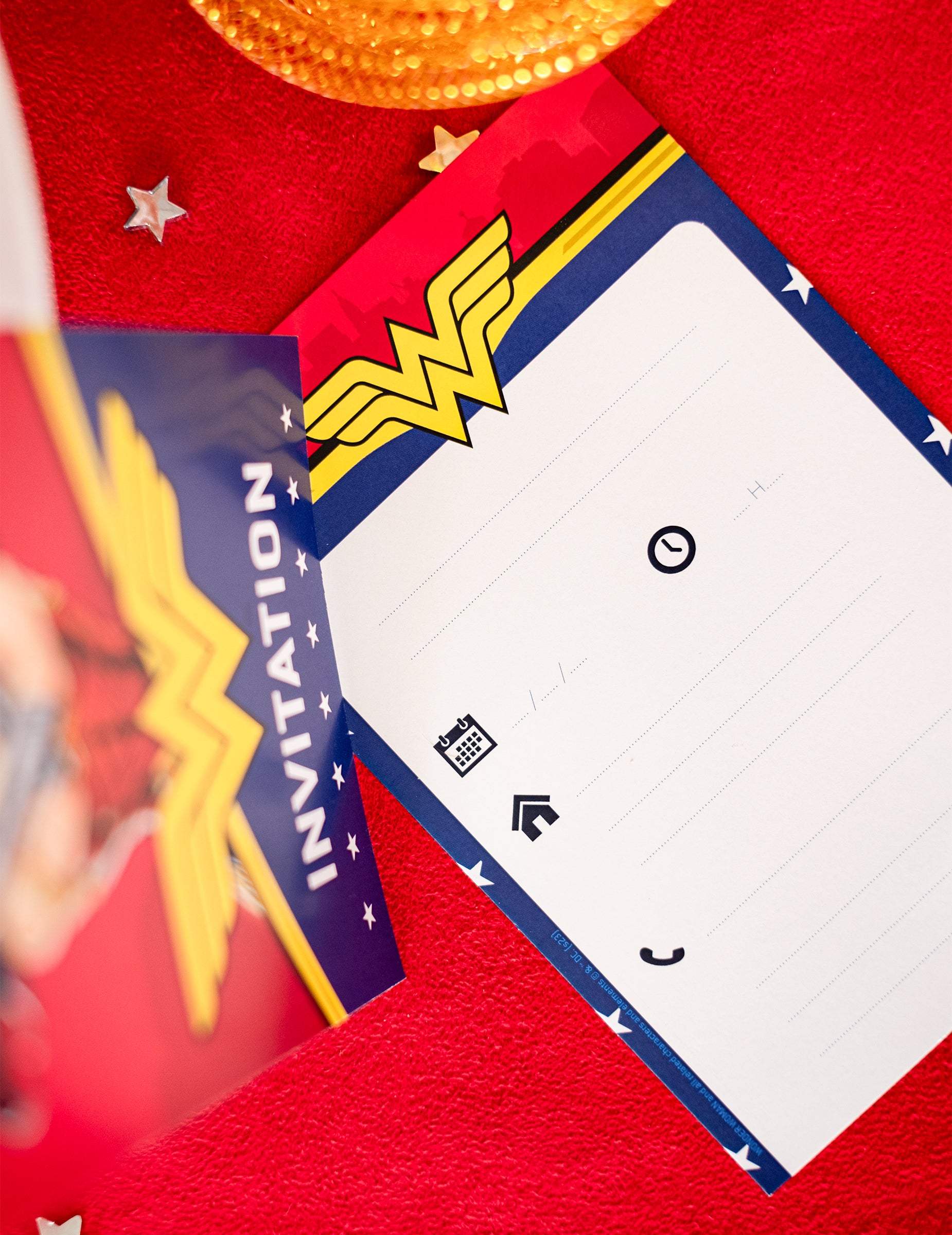 Détail du verso à personnaliser des cartes d'invitation Wonder Woman