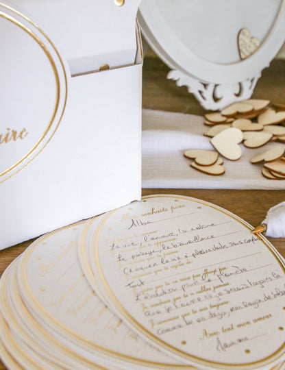 8 felicitări pentru baby shower în formă de medalion, albe și aurii