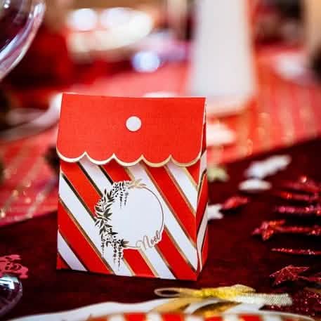 Aranjare pe masa de petrecere a recipientului din carton pentru crăciun