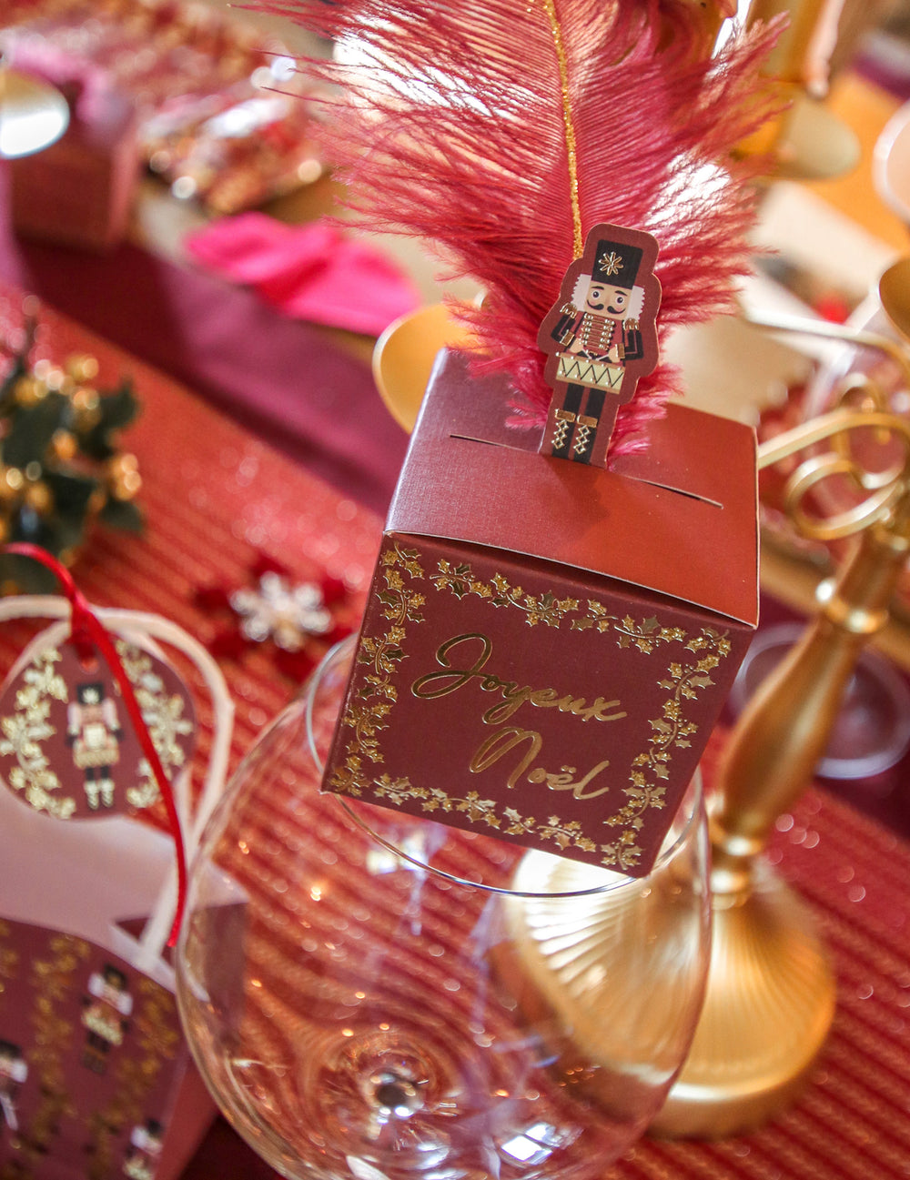 Contenant Joyeux Noël casse noisette pour fête bordeaux avec plume et figurine