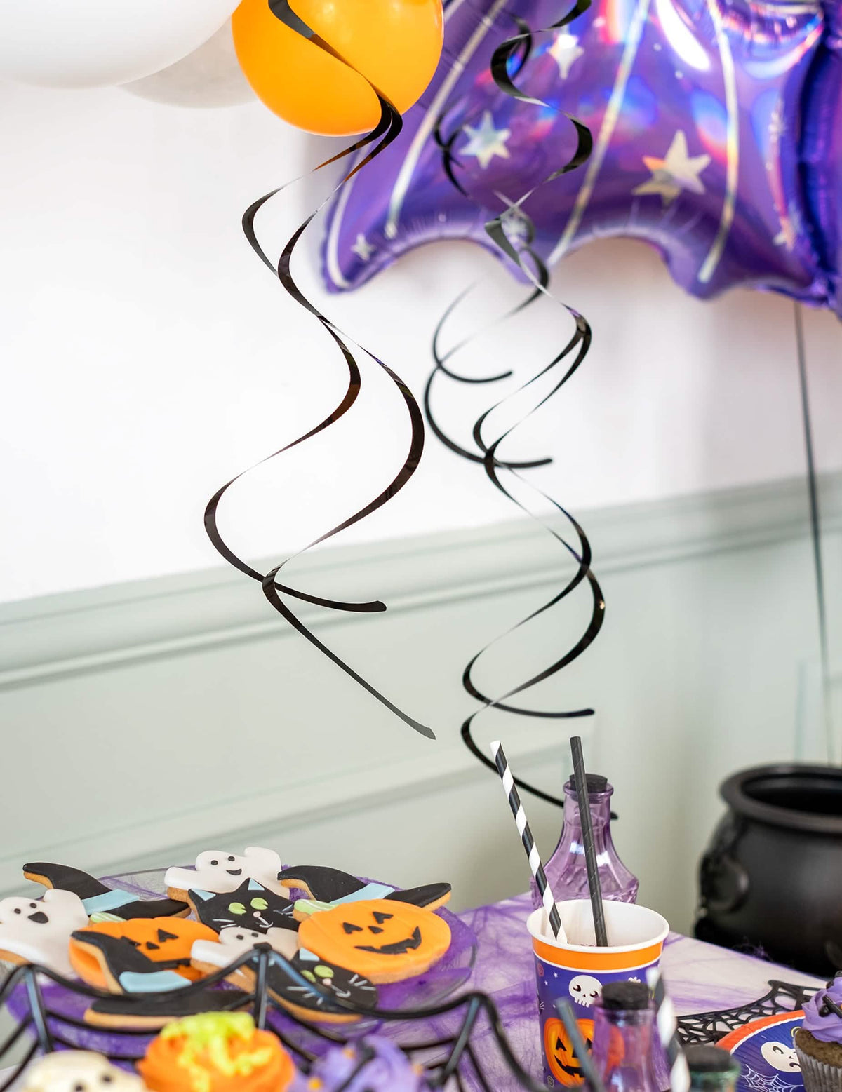 Aranjare pe un bufet a decorațiunilor spiralate pentru petrecere