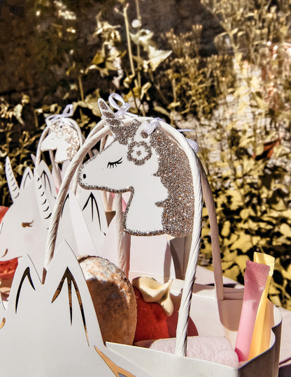 8 etichete cu unicorn strălucitor pentru șampanie, cu legături albe din satin, 6,5 x 4 cm carton