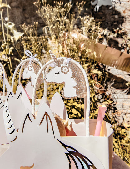 8 etichete cu unicorn strălucitor pentru șampanie, cu legături albe din satin, 6,5 x 4 cm carton