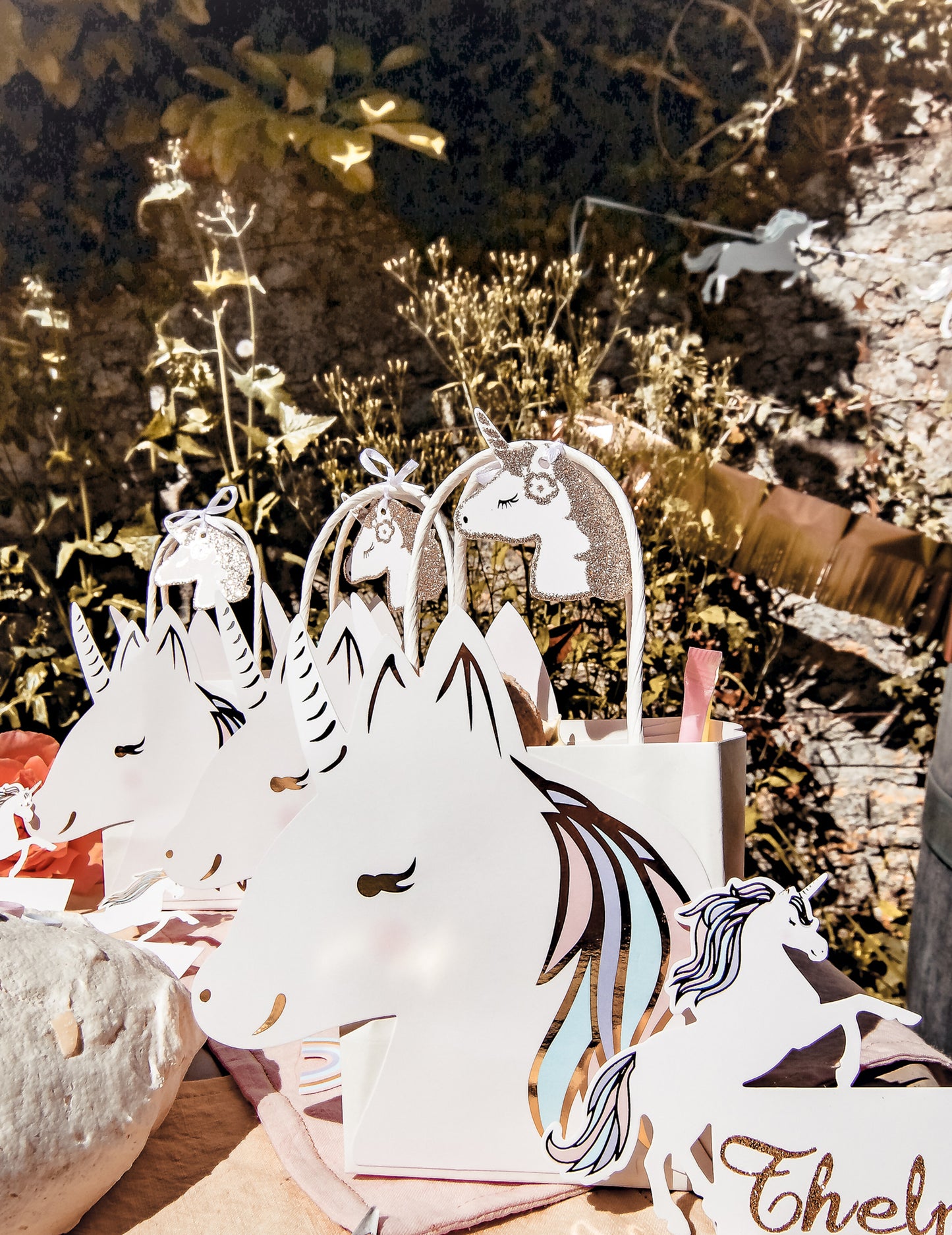 8 etichete cu unicorn strălucitor pentru șampanie, cu legături albe din satin, 6,5 x 4 cm carton