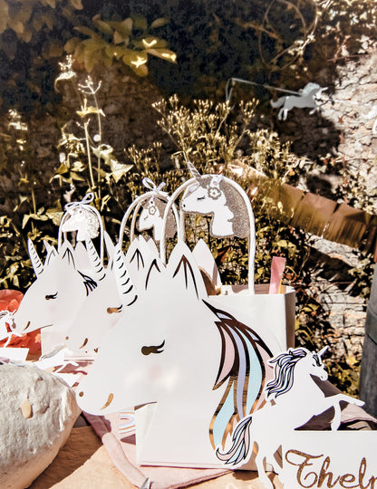 8 etichete cu unicorn strălucitor pentru șampanie, cu legături albe din satin, 6,5 x 4 cm carton