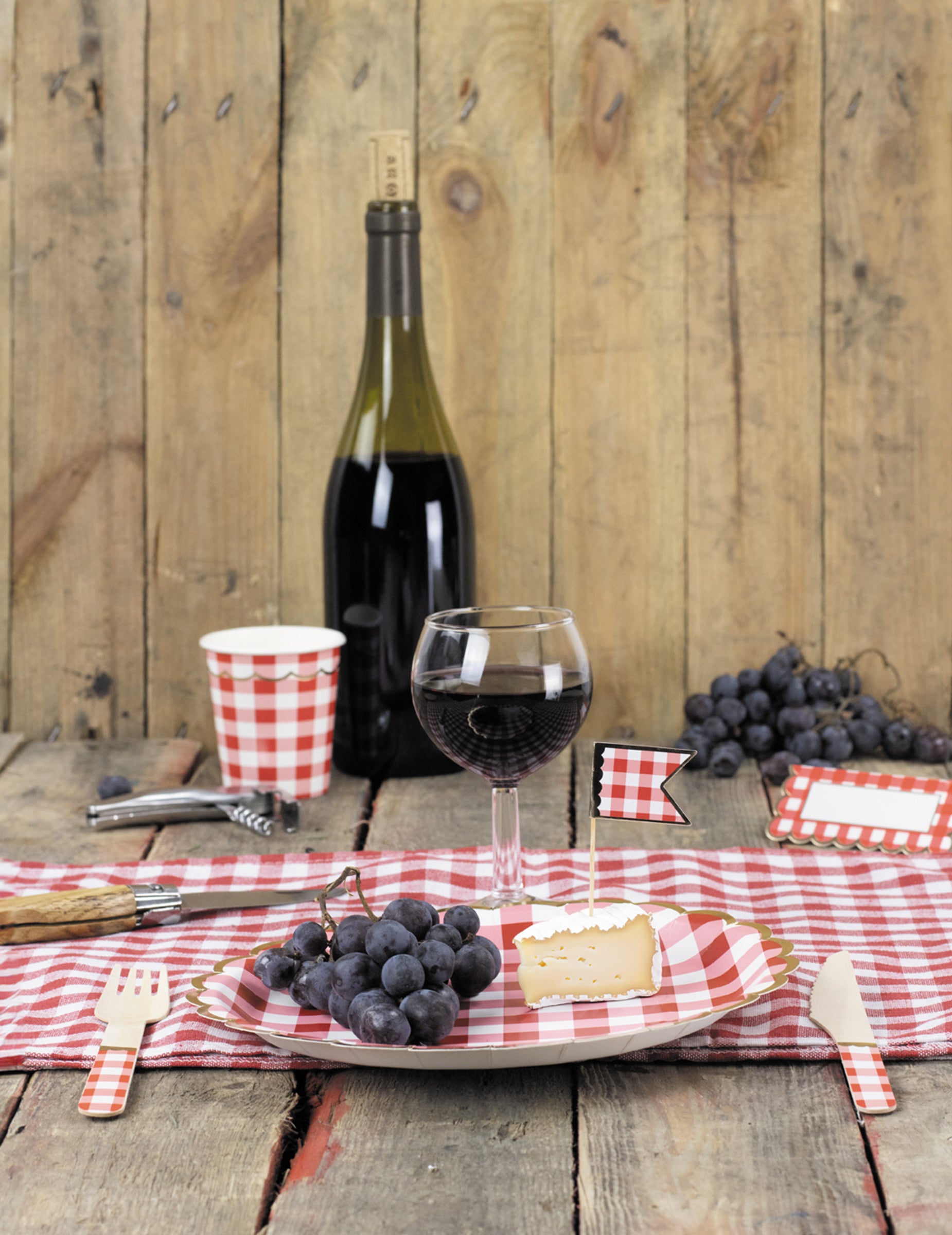 Mise en situation sur une table des fourchettes en bois vichy pour fête rouge et doré