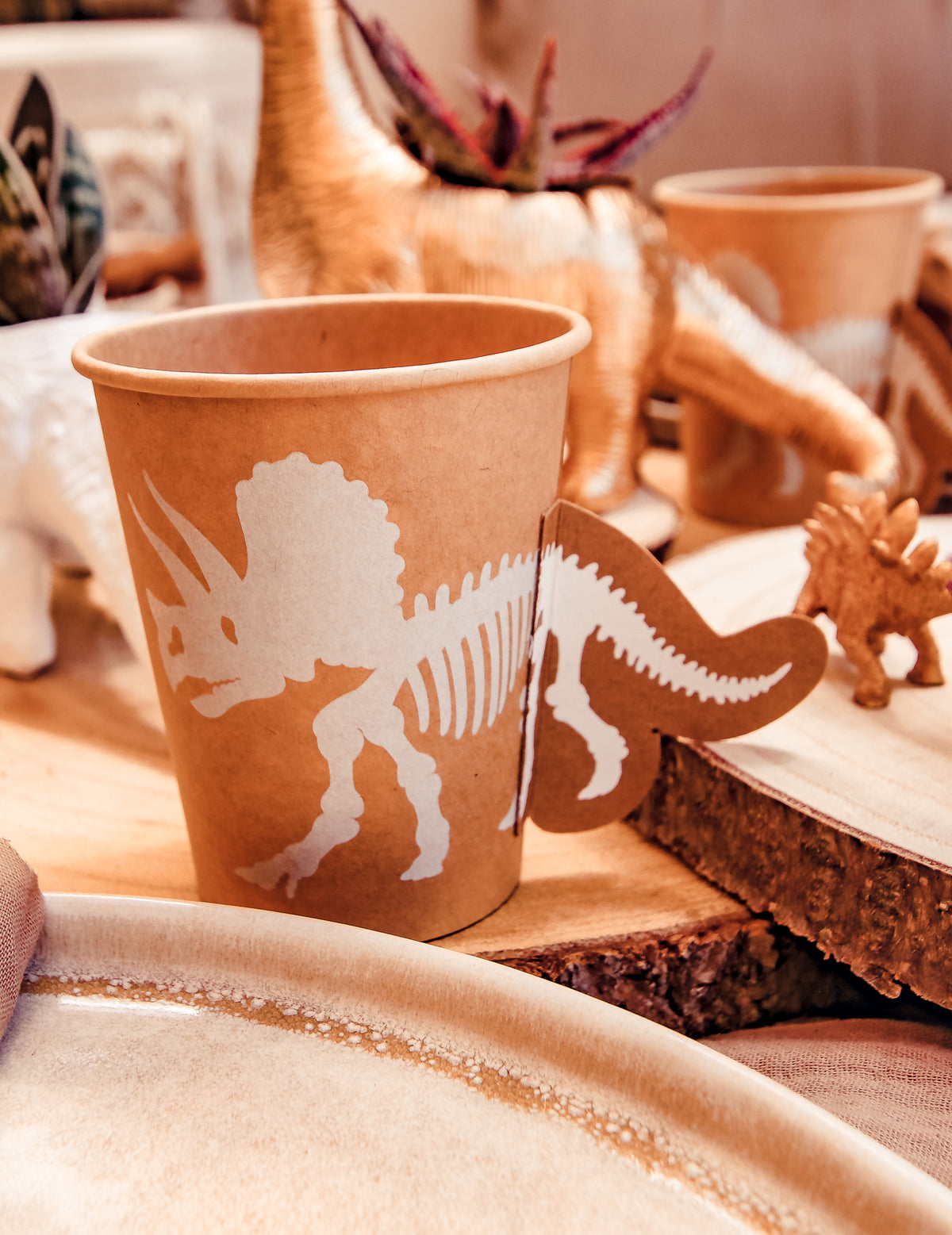 Détail du motif squelette et de la queue en relief du gobelet dinosaure tricératops