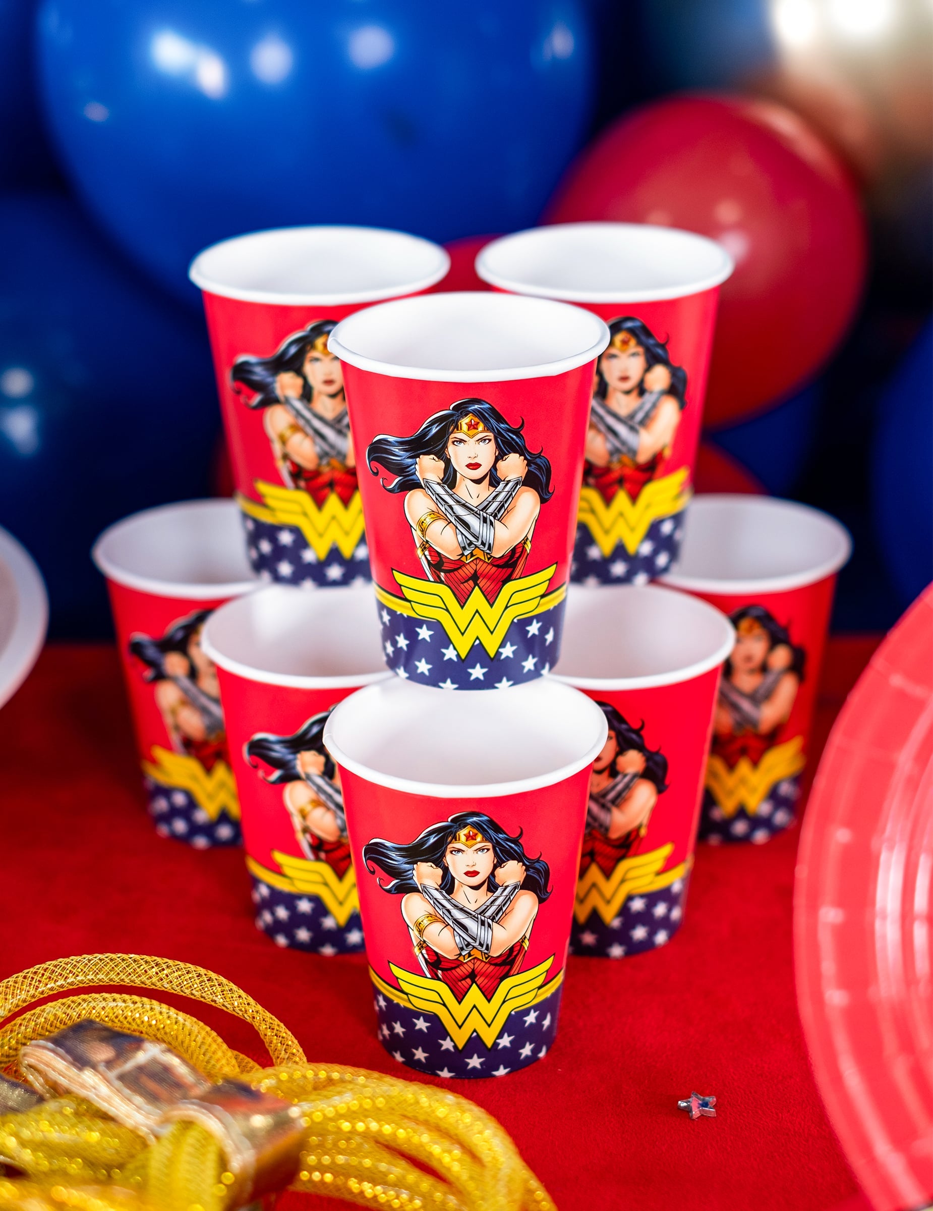 Pyramide des gobelets en carton Wonder Woman pour anniversaire