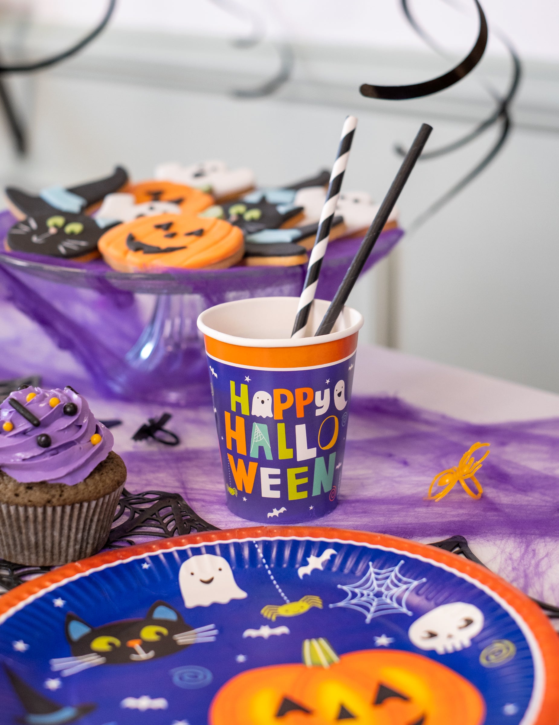 Ambiance de table festive du gobelet en carton Halloween friends