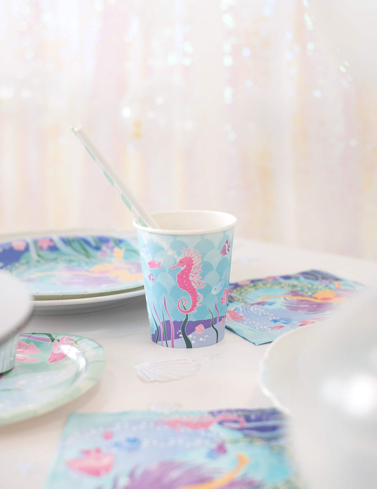 Decor cu veselă și paie pentru paharele din carton frumoase sirene