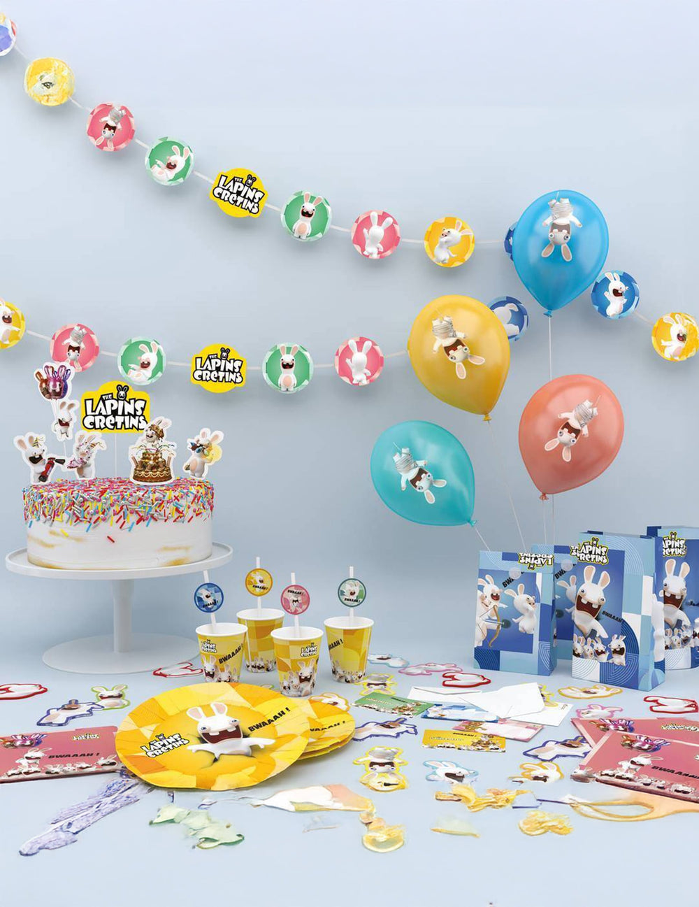 Vue d'ensemble de la table de fête avec les gobelets en carton Lapins crétins