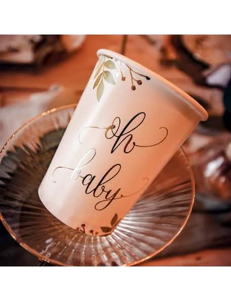Detaliu al auririi și al motivelor de pe paharele din carton Oh Baby Eucalyptus pentru baby shower