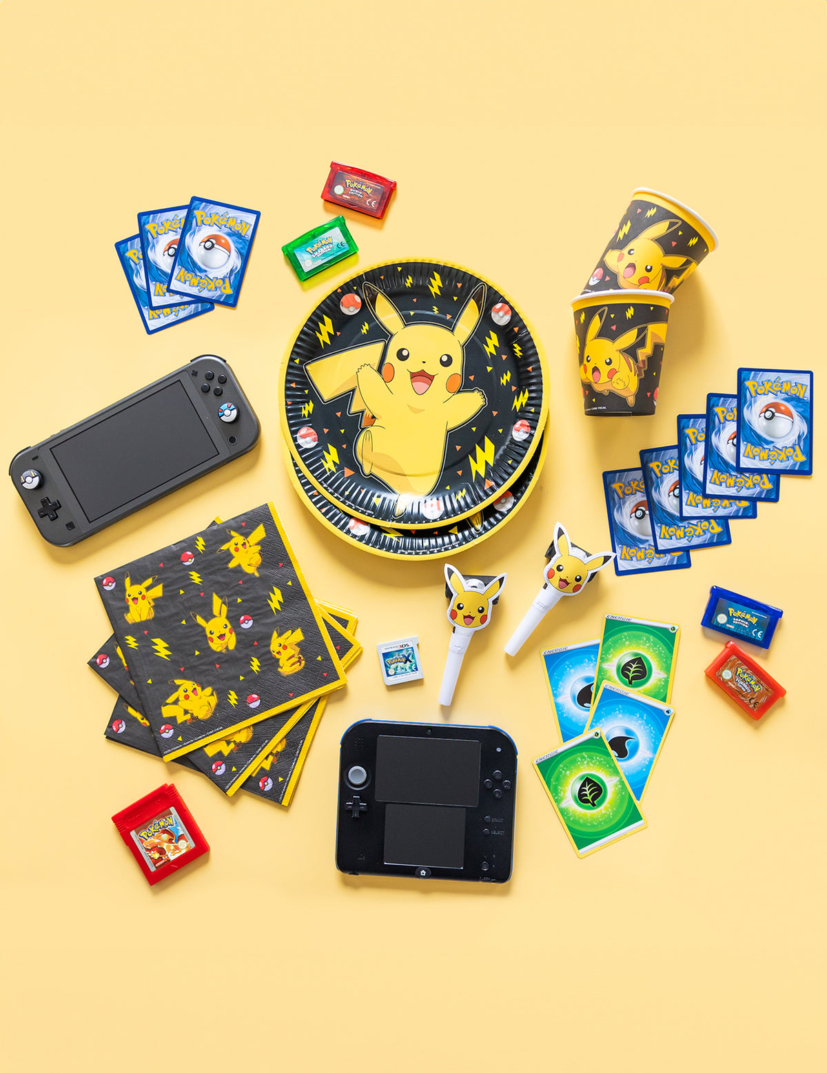 Vue d'ensemble des articles de fête assortis des gobelets en carton Pokémon Pikachu