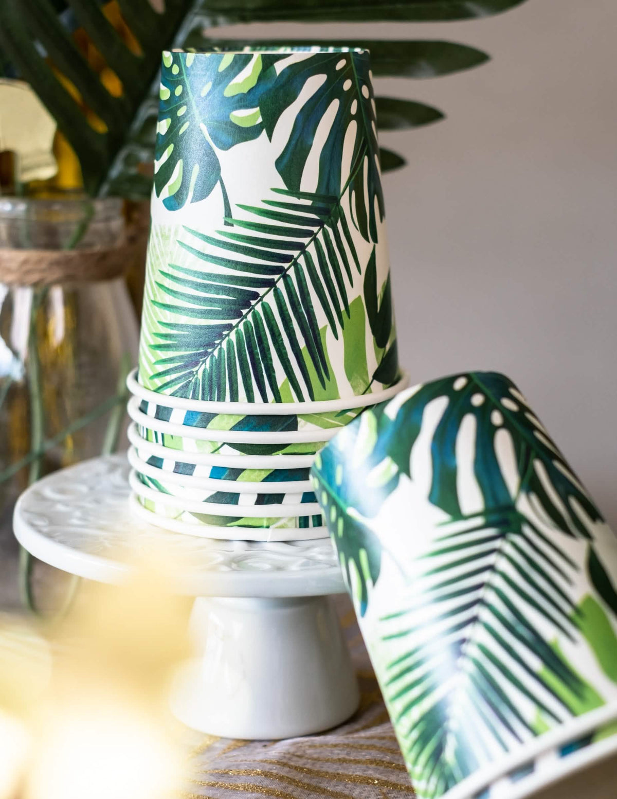 Stivuire de pahare din carton tropicale verde cu motive de frunze de palmier